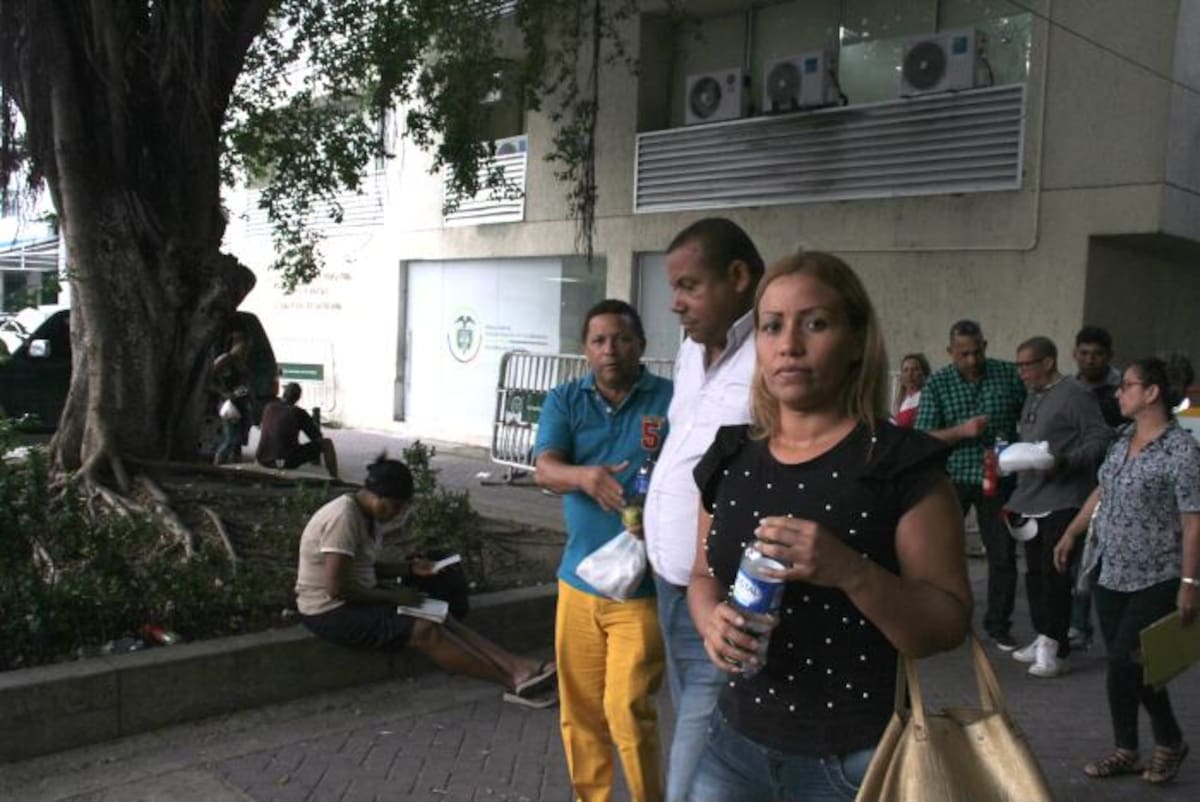 Gilberto Marrugo (suéter azul)y Ricardo Castellar (atrás, suéter gris) fueron capturados el pasado 18 de mayo. Luis Aparicio-El Universal.
