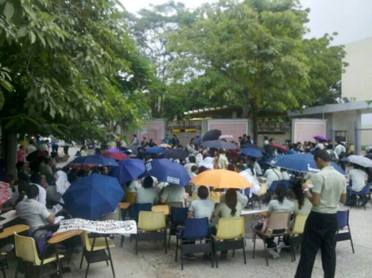 Los estudiantes protestan con un "pupitrazo" a la entrada de la Facultad de Medicina en la sede de Zaragocilla de la UdeC y bloquearon la vía.
