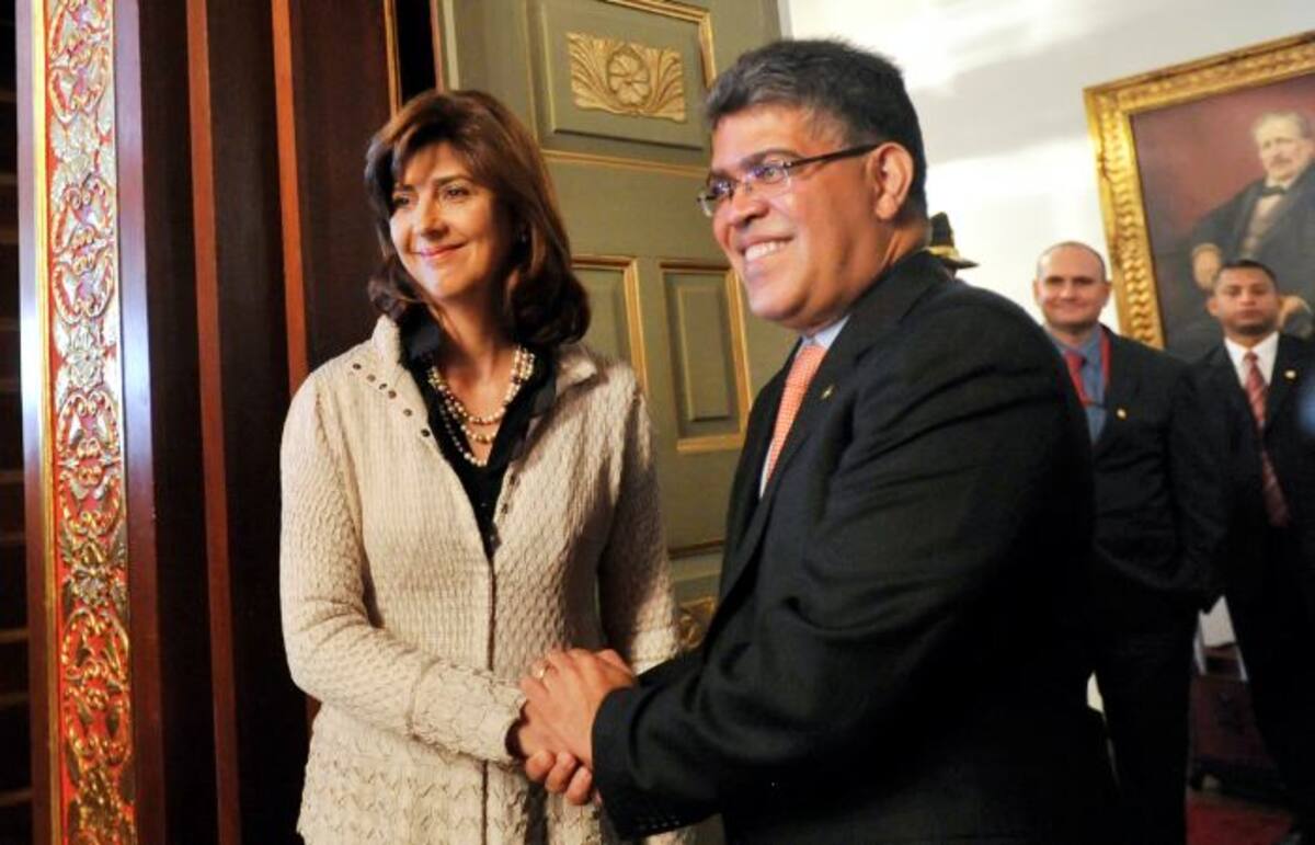 María Ángela Holguín, ministra de Relaciones Exteriores de Colombia, y su homólogo de Venezuela, Elías Jaua. AP Carlos Julio Martinez