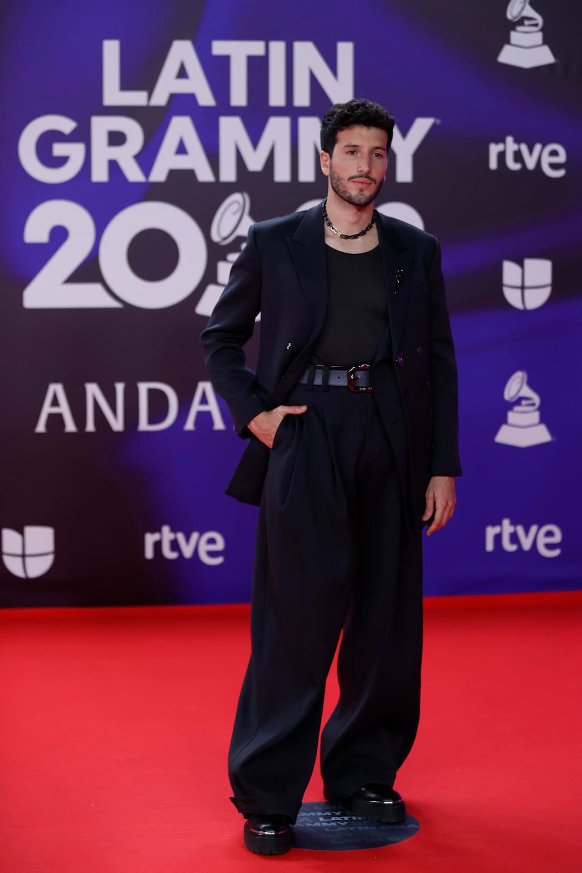Sebastián Yatra en la alfombra roja de la gala anual de los Latin Grammy. //Foto: EFE.