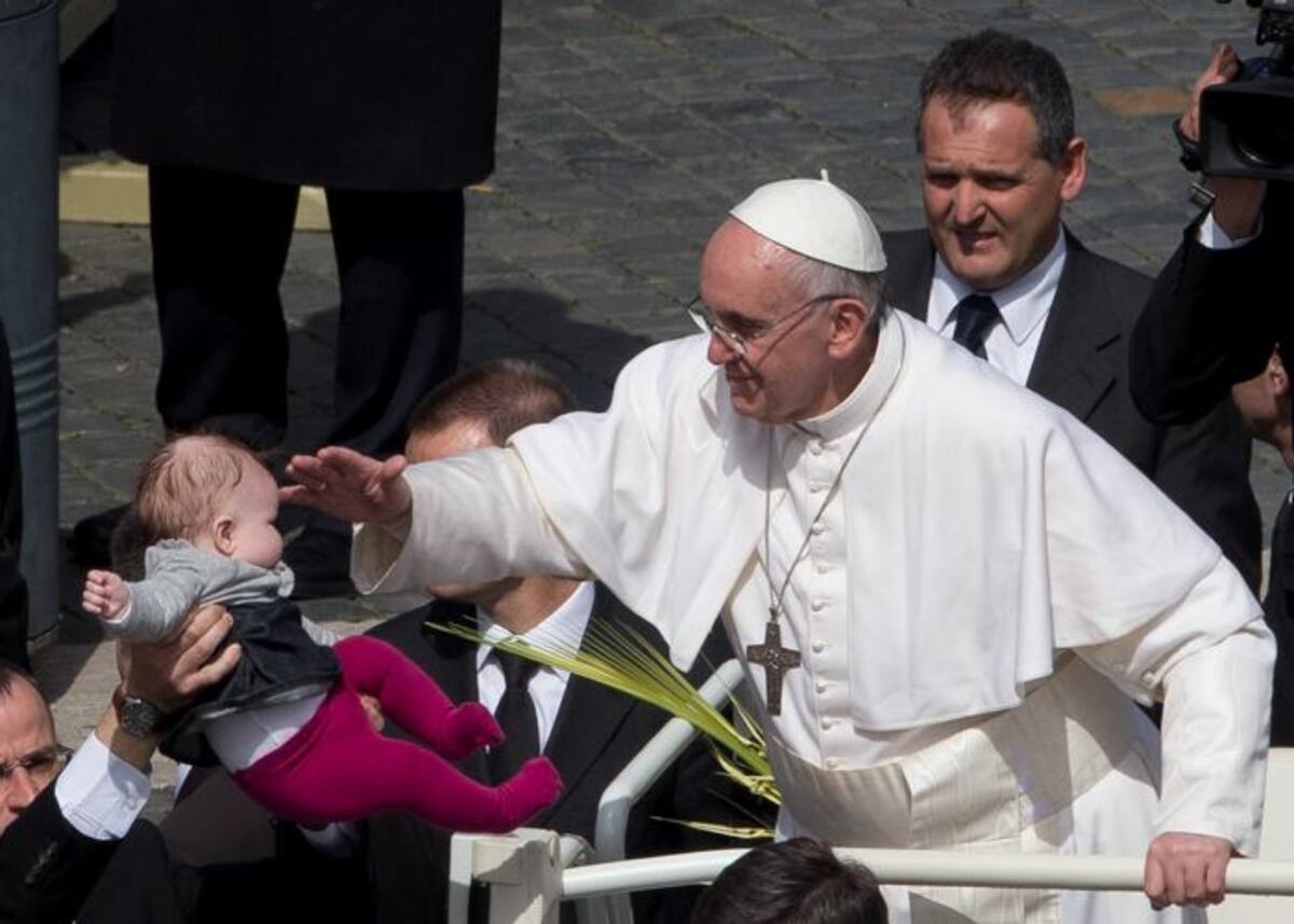 El papa Francisco ofició su primera misa del Domingo de Ramos en la Plaza de San Pedro, animando a los fieles a ser humildes y jóvenes de corazón. AP AFP