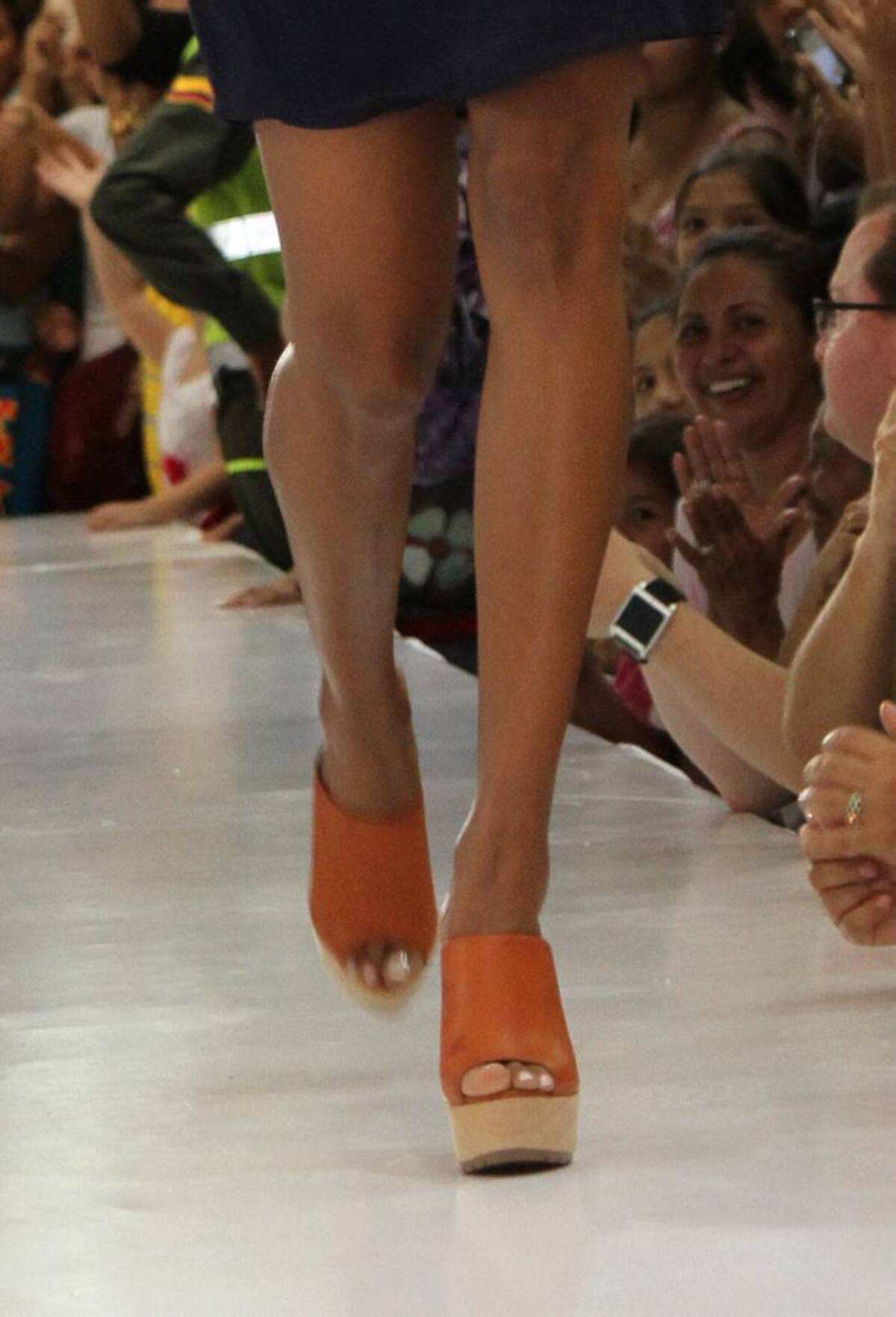 En el grupo de candidatas hay reinas que tienen piernas que si bien les sirven para caminar, no son aptas para un concurso de belleza…;pienso yo…; creo yo…; opino yo…; Aquí les dejo un ejemplo por si acaso la quieren identificar…;