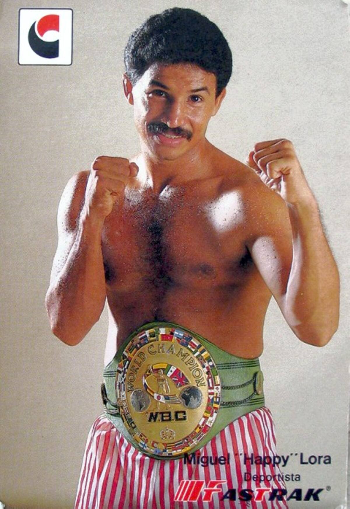 Aquí el “Happy” Lora, luciendo la corona de los gallos del Consejo Mundial de Boxeo, (CMB) el 9 de agosto de 1.985 en Miami.