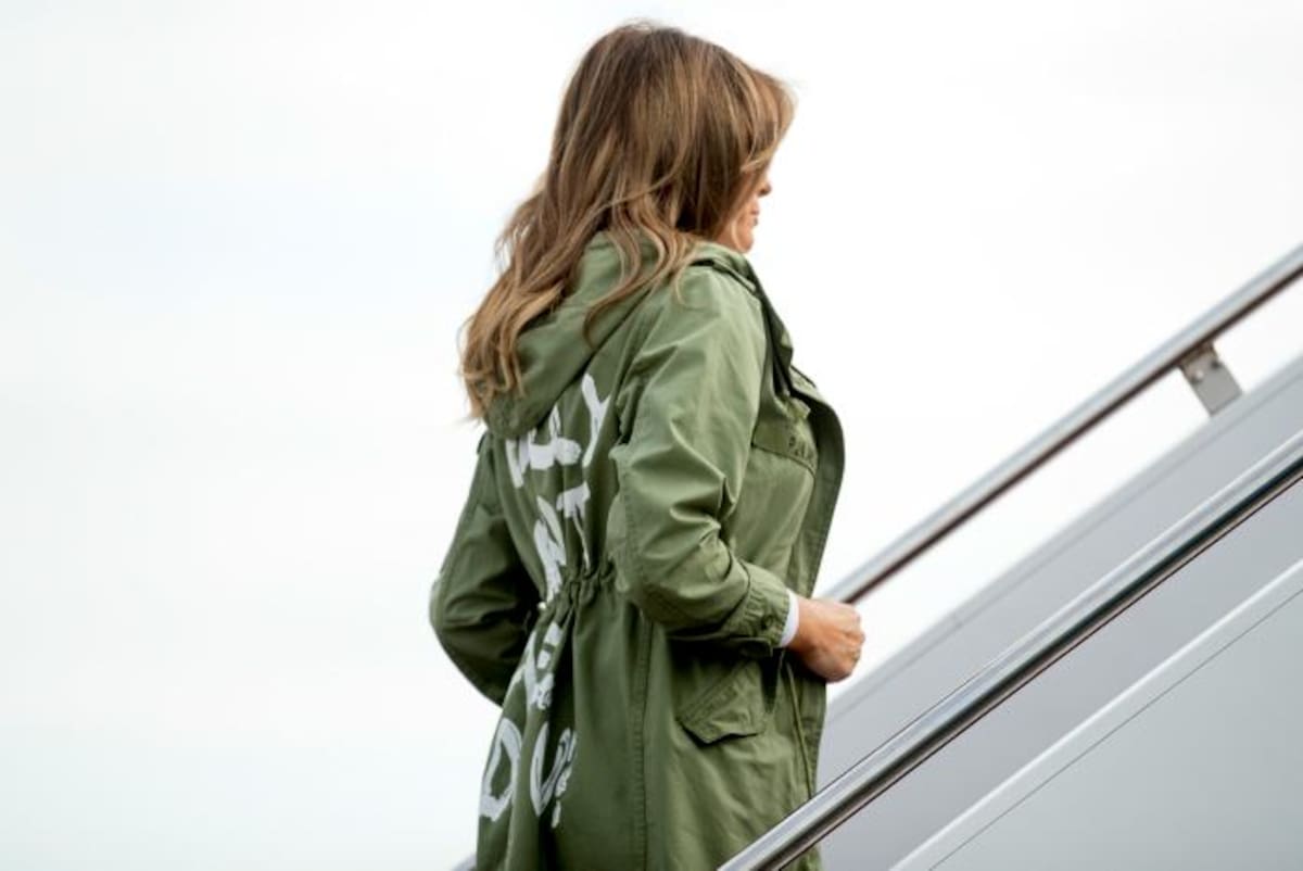 "Realmente no me importa, ¿y a ti?", rezaba la frase impresa en mayúsculas blancas y en inglés sobre la gabardina que Melania llevaba cuando embarcó en su avión a las afueras de Washington para dirigirse a Texas. ap