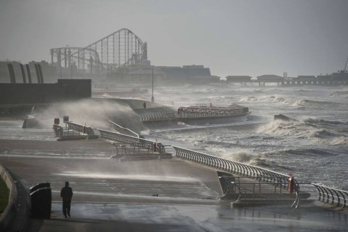 Las olas llegan hasta la pared de protección en Blackpool frente al mar con gran intensidad, provocada por los restos del huracán Gonzalo. AFP OLI SCARFF