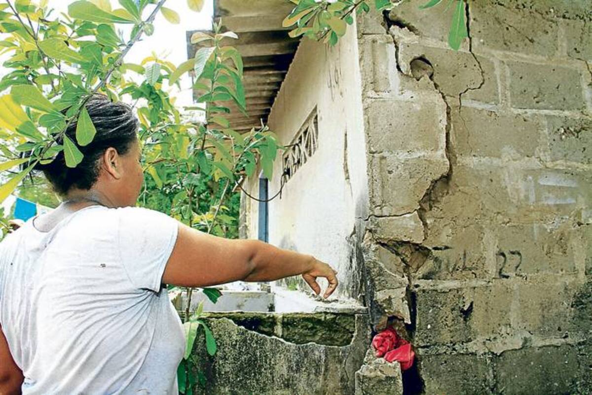 Las enormes grietas consumen las casas del pueblo, sin que se sepa el origen del problema. ÓSCAR DÍAZ - EL UNIVERSAL