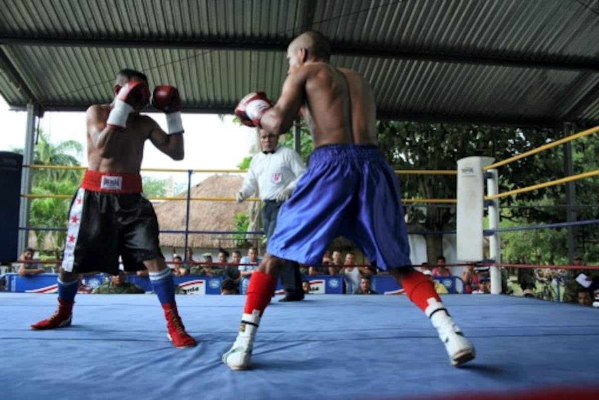 Gabriel Mendoza, “Cañita” (pantaloneta azul) logró vencer a Edy Narváez en el quinto asalto de la confrontación del evento de boxeo profesional en la Décima Primera Brigada del Ejercito. REDACCIÓN DIARIO EL UNIVERSAL