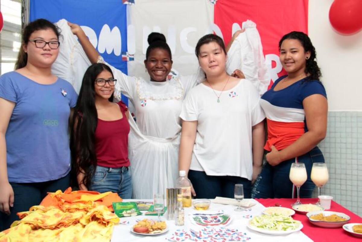 Paola Lim Yu, María Camila Serrano, Elena Periñán, Diana Lim Yu y Julieth García.
