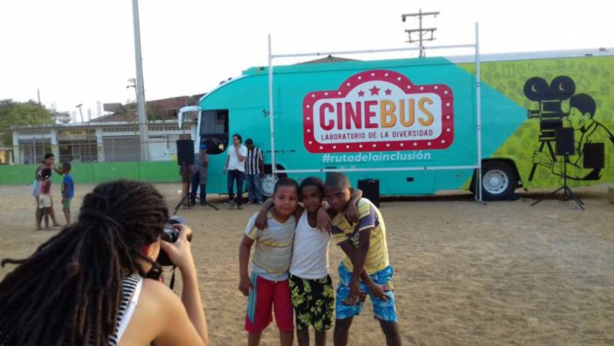 El lanzamiento del Cinebus se realizó el viernes en el marco de Cine en los Barrios, apuesta social del Ficci. CORTESÍA