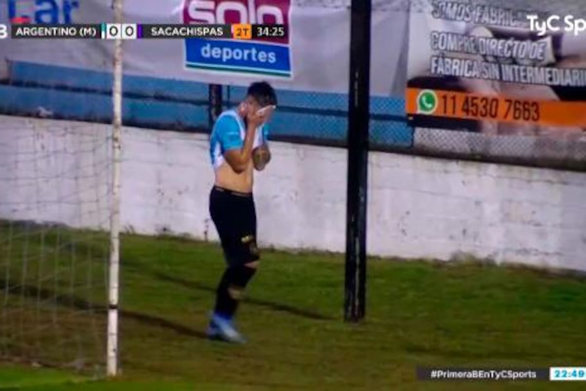 Insólito: futbolista orinó en la cancha y el árbitro lo expulsó