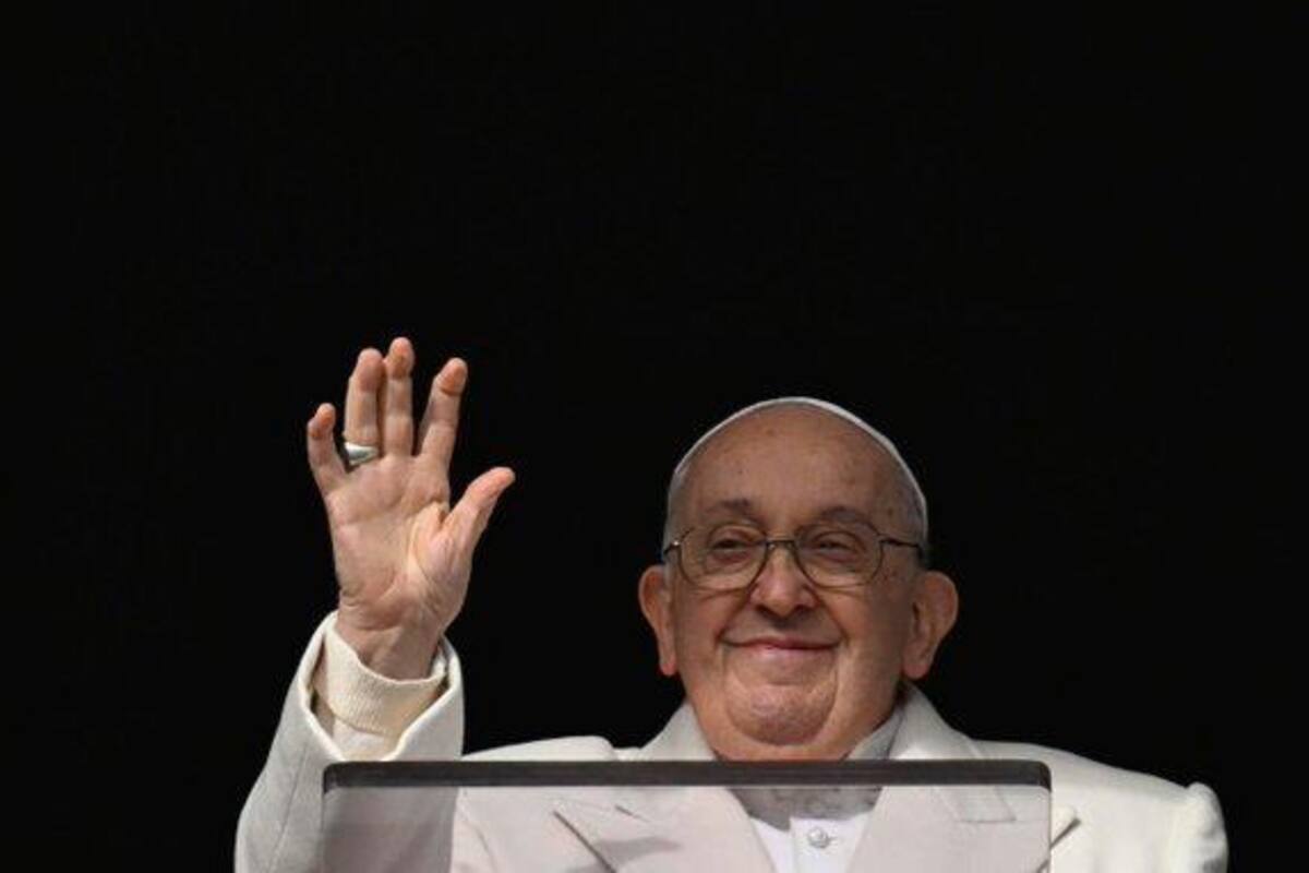 El papa se asoma a la ventana del Vaticano después de fuerte bronquitis