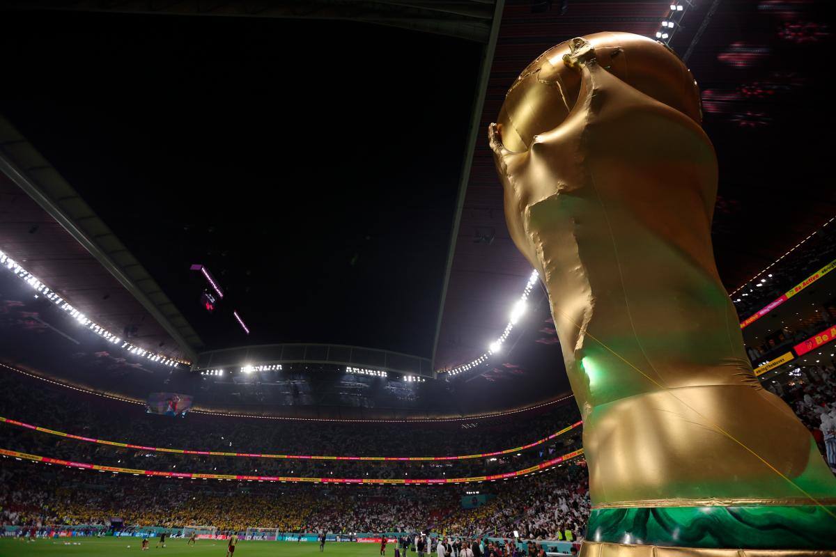 Un trofeo inflable gigante de la Copa del Mundo previo al partido inaugural. ¿De quién será esta Copa en la realidad?//EFE