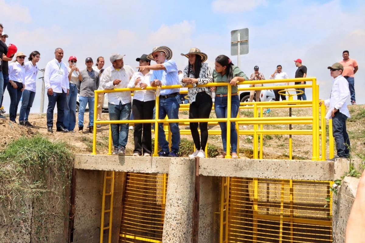 Gobernador del Atlántico entrega compuertas en el embalse del Guájaro