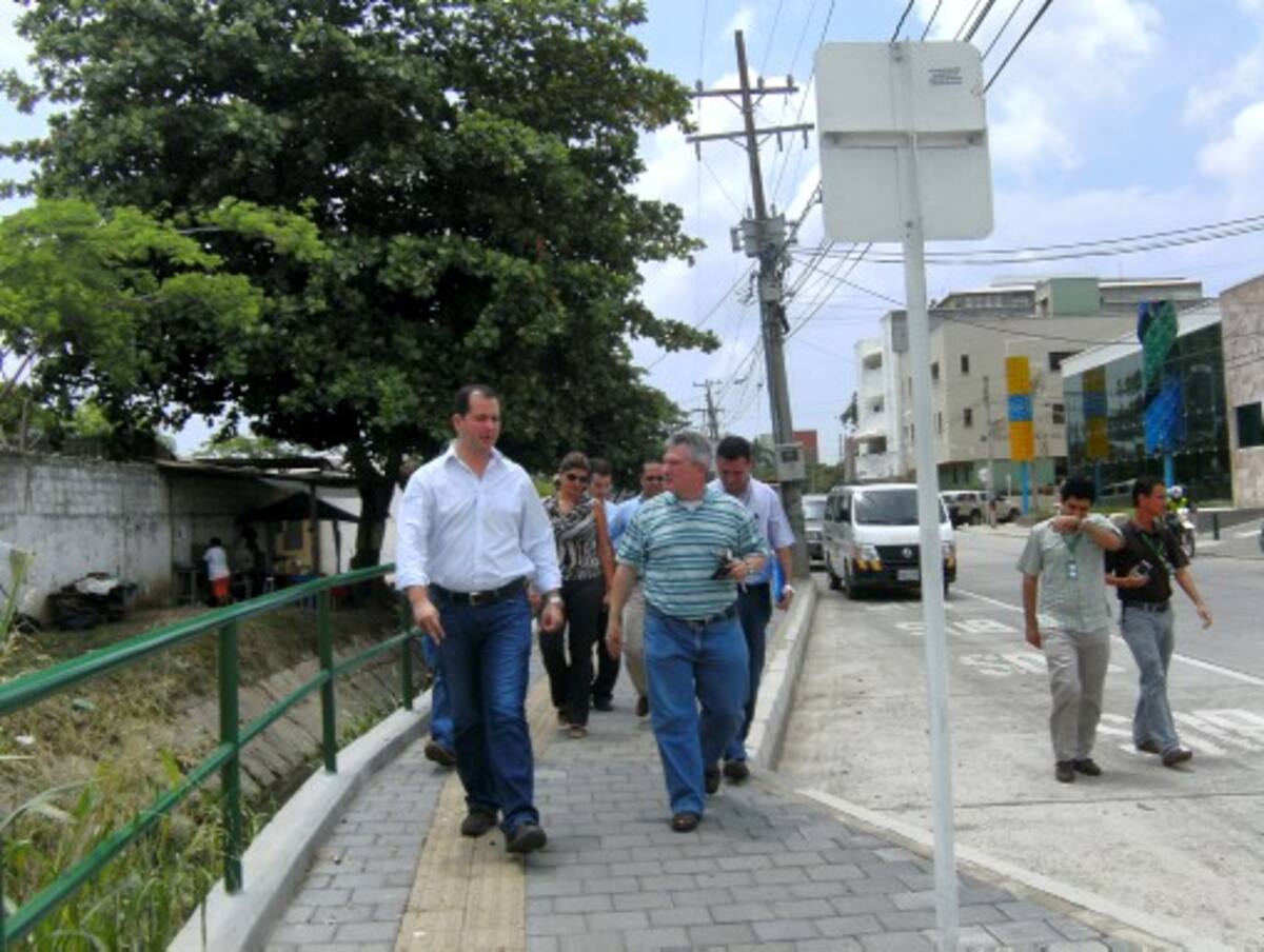 El alcalde recorriendo la ciudad junto a funcionarios del Gobierno nacional
