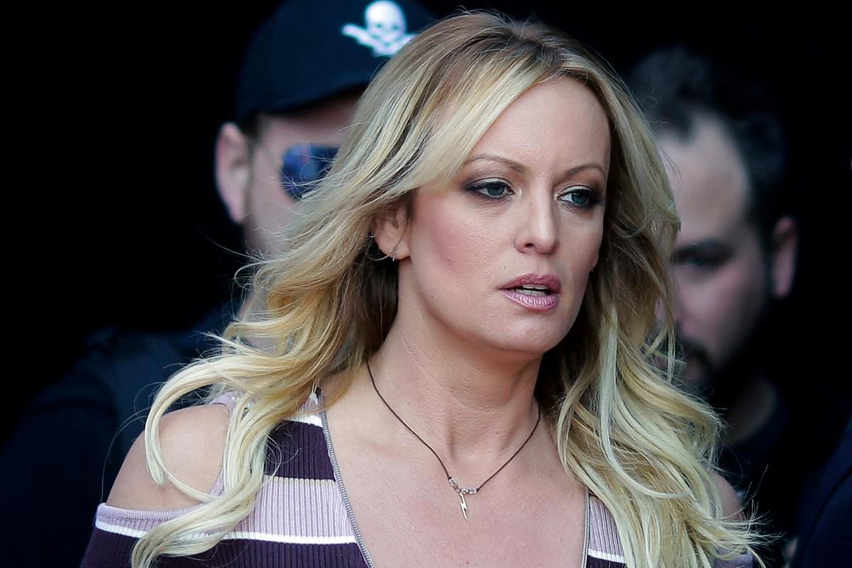 La actriz porno Stormy Daniels sube al estrado en juicio a Donald Trump