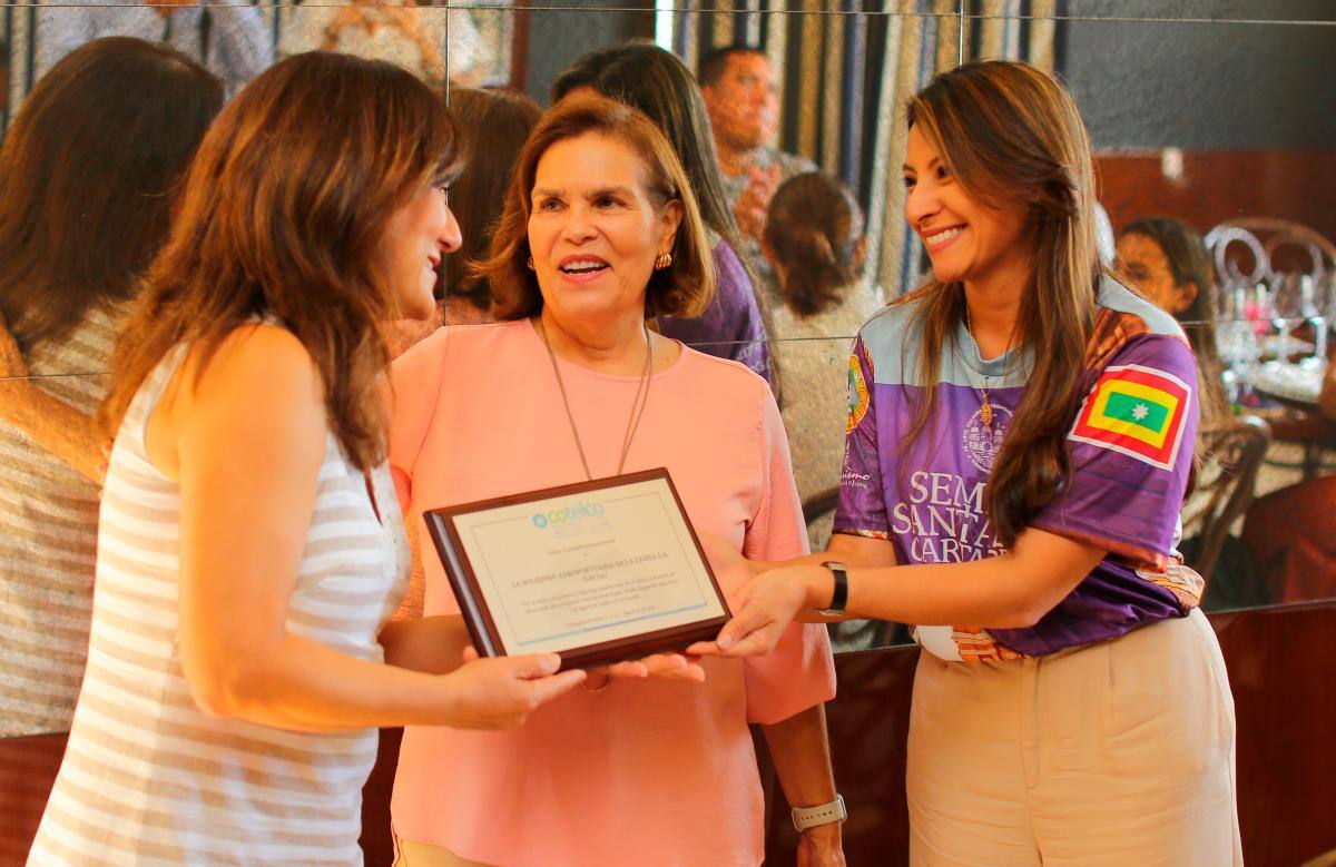 Consuelo Acevedo (izq.), en representación de Sacsa, recibe el reconocimiento de Cotelco por el aporte del antiguo concesionario del Aeropuerto Rafael Núñez a la conectividad aérea de Cartagena durante 27 años. Le acompañan Martha Lucía Noguera y Diana Carolina Ariza, representantes de ese gremio hotelero. //Luis E. Herrán - EU