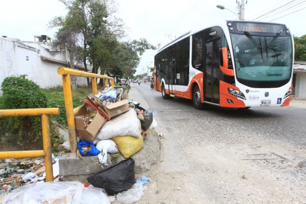 Vecinos se quejan porque el paso de los buses del sistema no está acorde con la infraestructura de la carretera. Julio Castaño/ El Universal