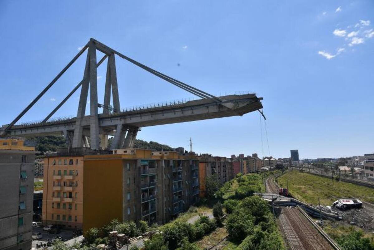 Vista de los restos del puente Morandi, que se derrumbó el martes en Génova. EFE LUCA ZENNARO