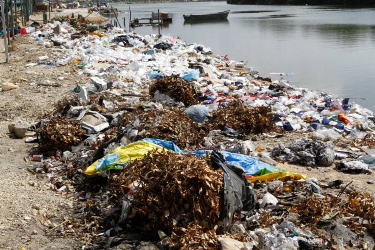Aseo urbano recalcó que en la avenida del Lago, las basuras se acumulan a pesar de que se realiza una frecuencia de limpieza tres veces al día, porque los habitantes de la calle manipulan residuos en el lugar. JULIO CASTAÑO BELTRÁN - EL UNIVERSAL