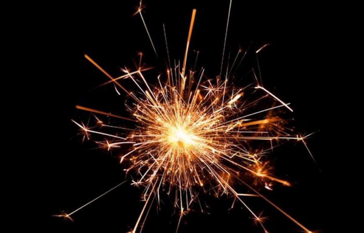 La pólvora es una sustancia explosiva utilizada principalmente como propulsor de proyectiles en las armas de fuego y con fines acústicos en los juegos pirotécnicos. 123RF