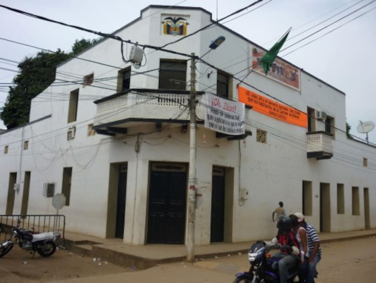 Llamativos carteles han colocado en la sede de la Alcaldía de El Carmen de Bolívar con leyendas contra los jueces.