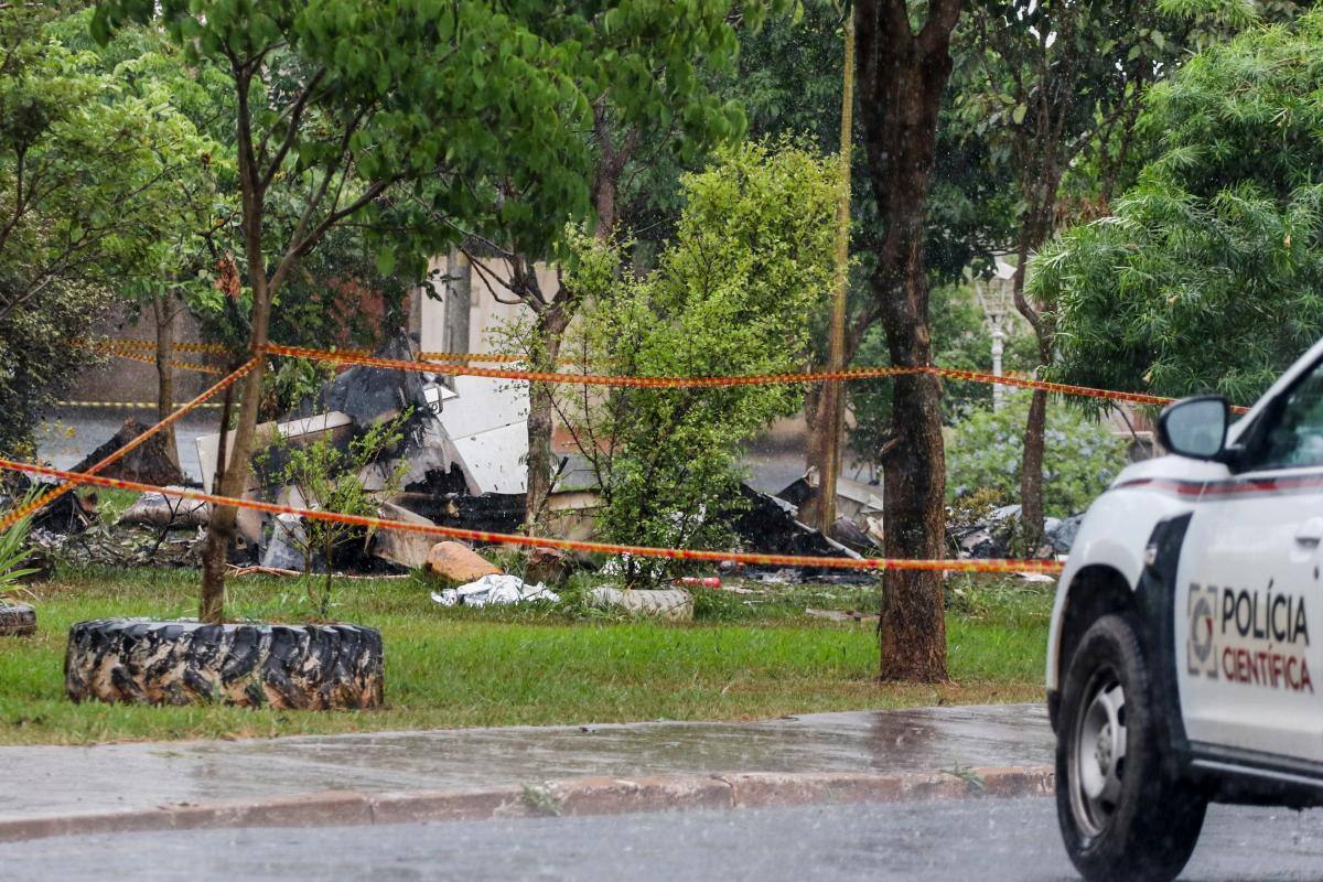 Los restos de una avioneta que se accidentó hoy permanecen acordonados por las autoridades, en Jaboticabal, estado de Sao Paulo (Brasil). // EFE