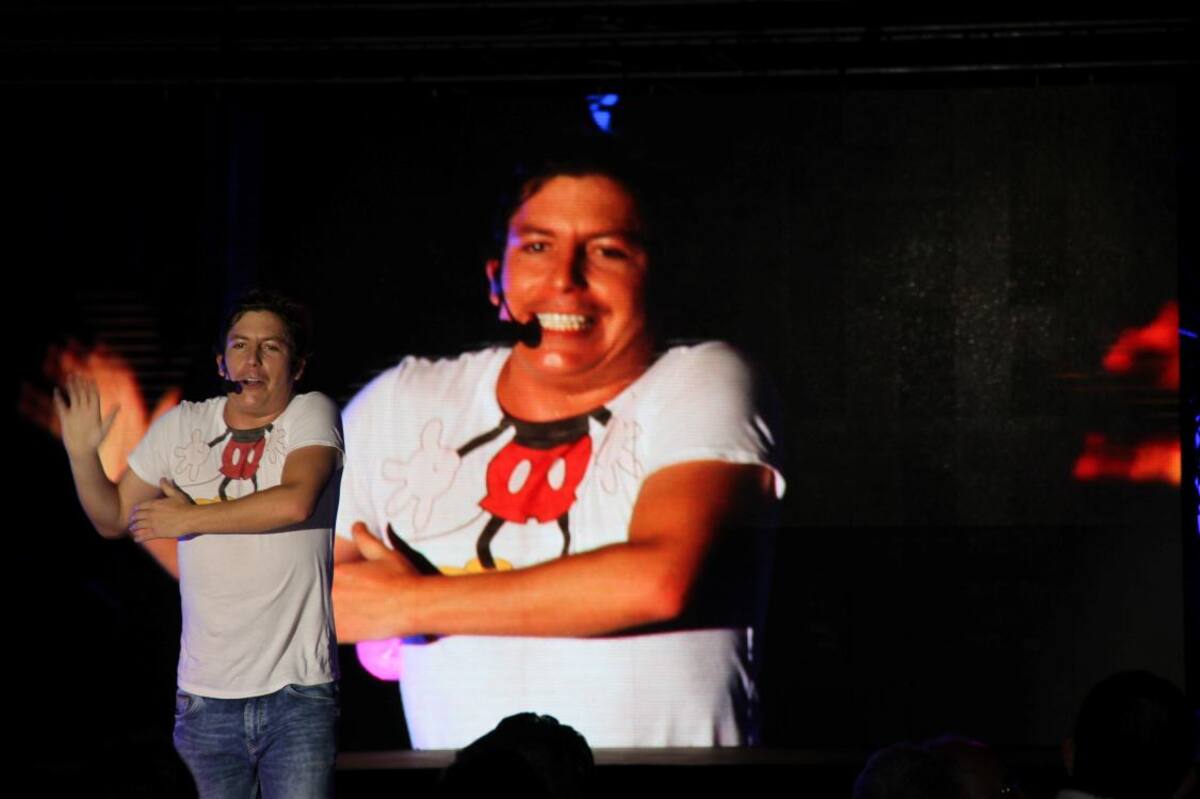 El comediante Alejandro Riaño presentó un show especial.