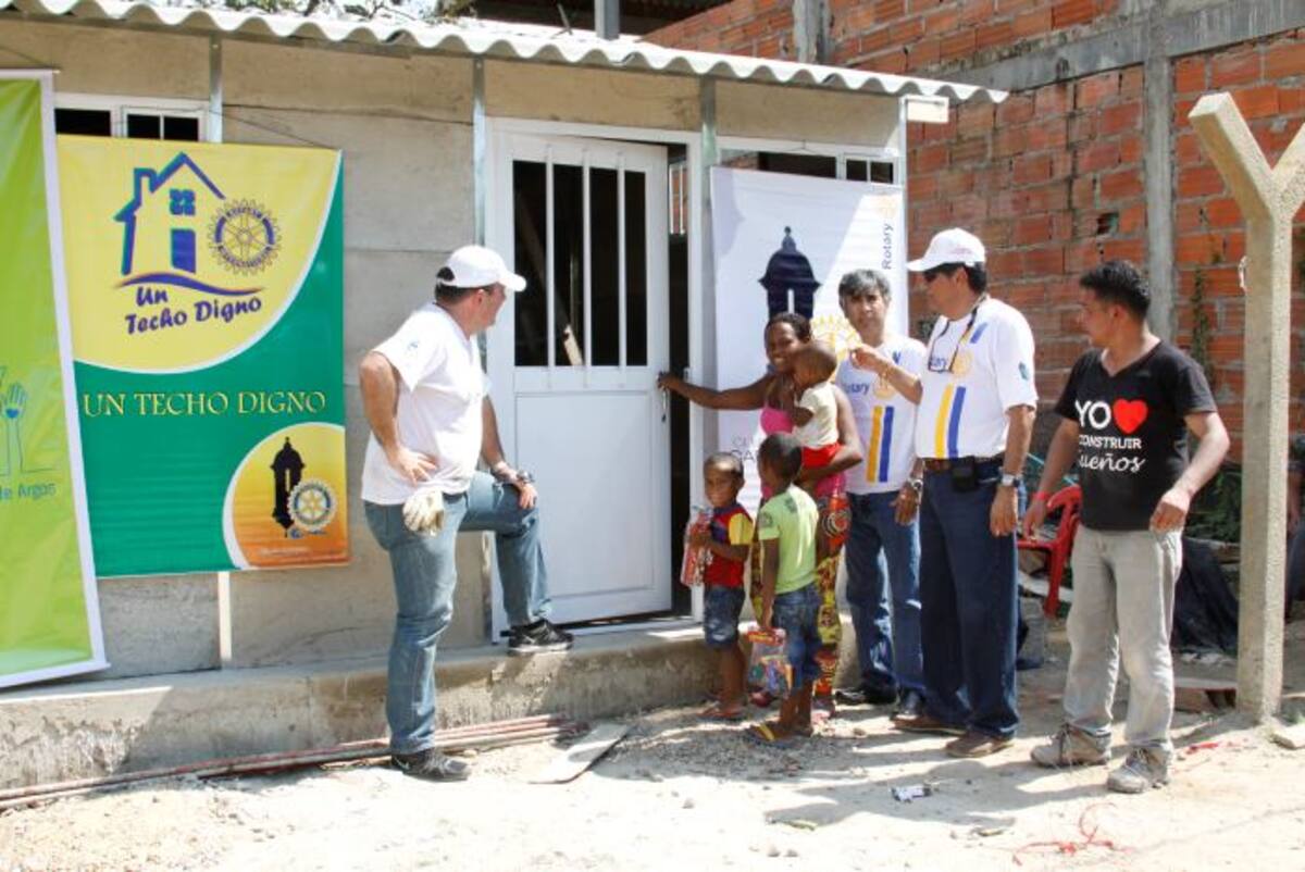 El presidente del Club Rotario Cartagena Caribe, Guillermo Del Castillo, entregó las llaves de la vivienda a Rosa María Gómez Acosta. LORENA HENRÍQUEZ LABORDE