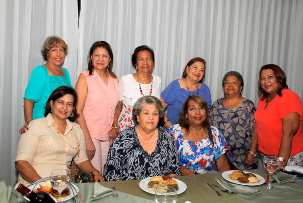 De pie: Martha Bonilla, Nelfi Fuentes, Mercedes de Mena, Ninoska Porto, María Alcalá y Gladys Rodríguez; sentadas: Mariza Argüelles, Inés de Corrales y Piedad Sanjur. MARUJA PARRA