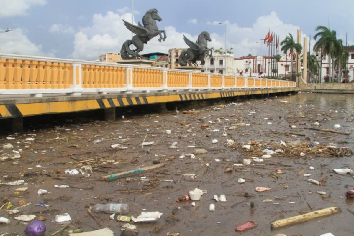 Los desechos son traídos a la bahía por las lluvias torrenciales. Maruja Parra /El Universal
