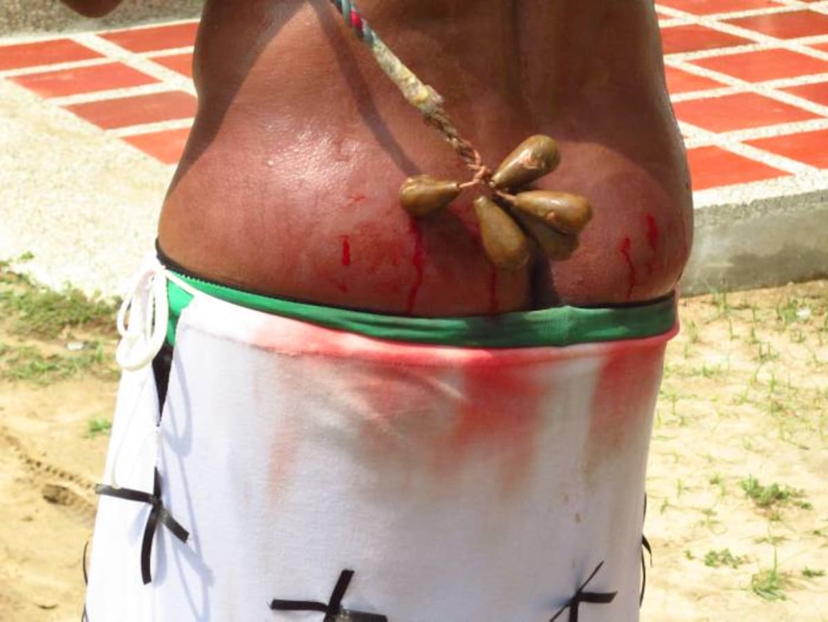 Hombres y mujeres se flagelan. Cortesía QHubo Barranquilla
