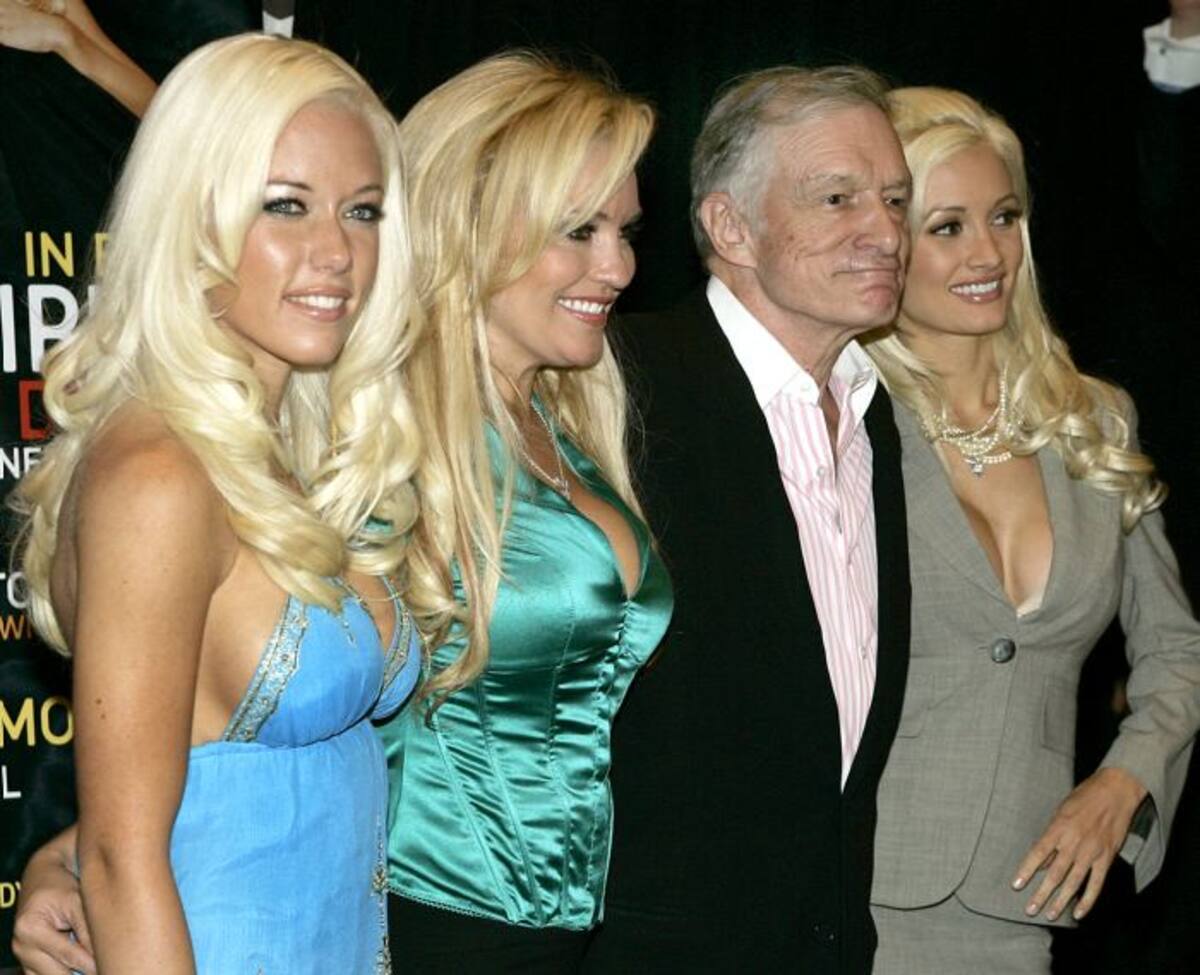 Kendra Wilkinson, Bridget Marquardt, Hugh Hefner y Holly Madison. AFP TIMOTHY A. CLARY