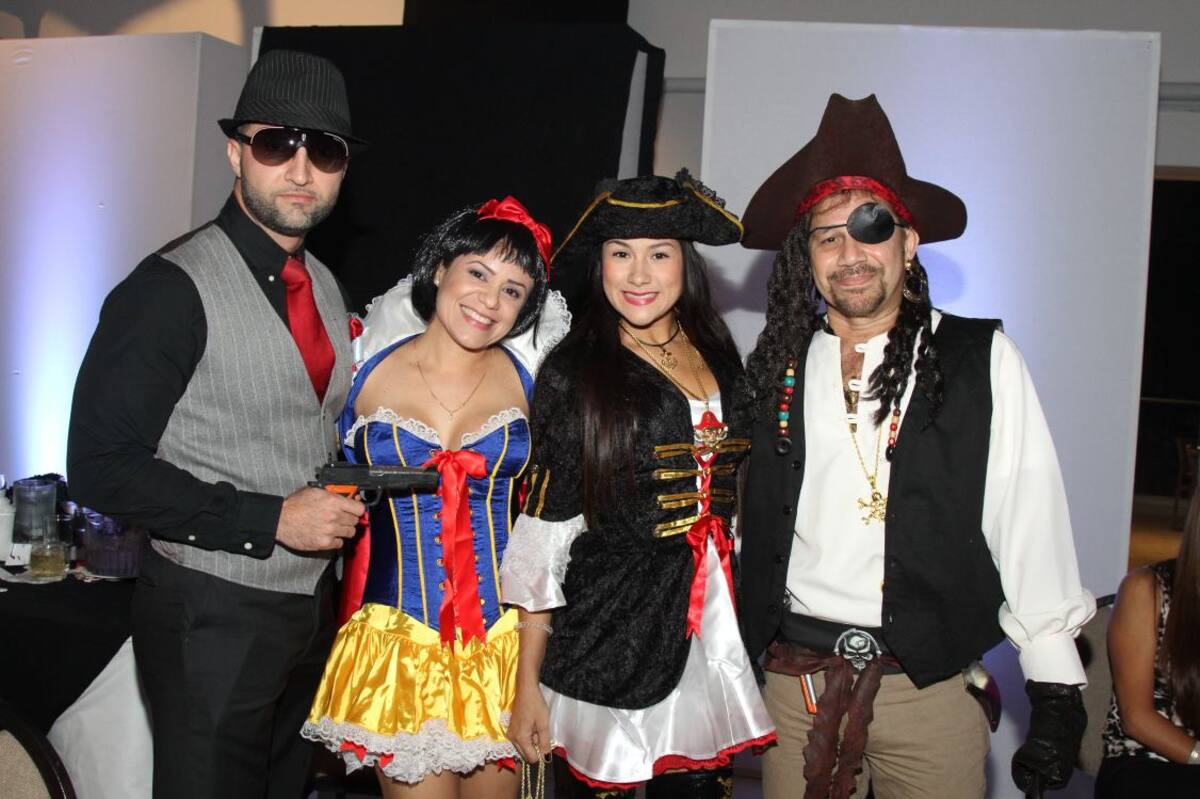 El segundo lugar en disfraz: Wisman Campo, Hellen Del Río, Kelly Montealegre y Hernando Thorné Véléz.