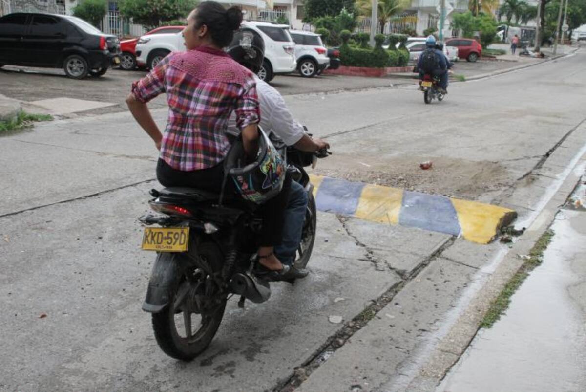 El ‘policía muerto’ en Almirante Colón ocupaba solo la mitad de la carretera y fue construido por la comunidad con el propósito de que fuera un obstáculo para los conductores de motos que participan en hurtos en la zona y huyen por esa vía. Luego, fue demolido por el DATT. Luis Aparicio-El Universal