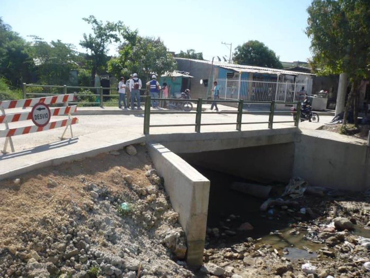 Entre la Calle 100 y Huellas Alberto Uribe se construyó este puente como solución hidráulica para las inundaciones. FOTO RUBEN DARIO ALVAREZ -ELUNIVERSAL