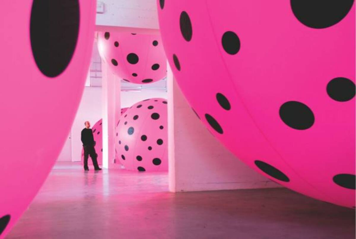 Cada tienda maneja un concepto, colores e intenciones diferentes, pero siempre bajo el sello creativo de la artista pop japonesa.