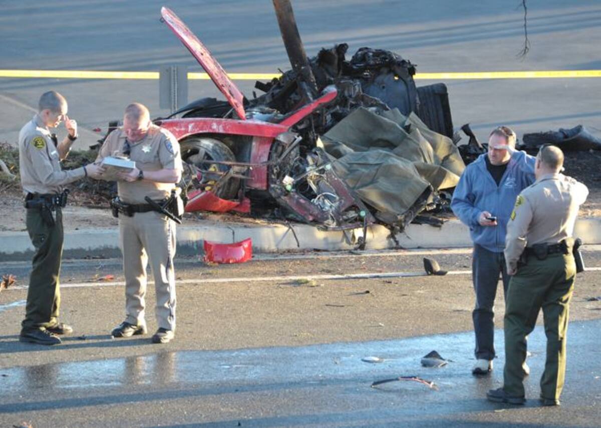 El carro en el que se movilizaba el actor quedó completamente destruido.