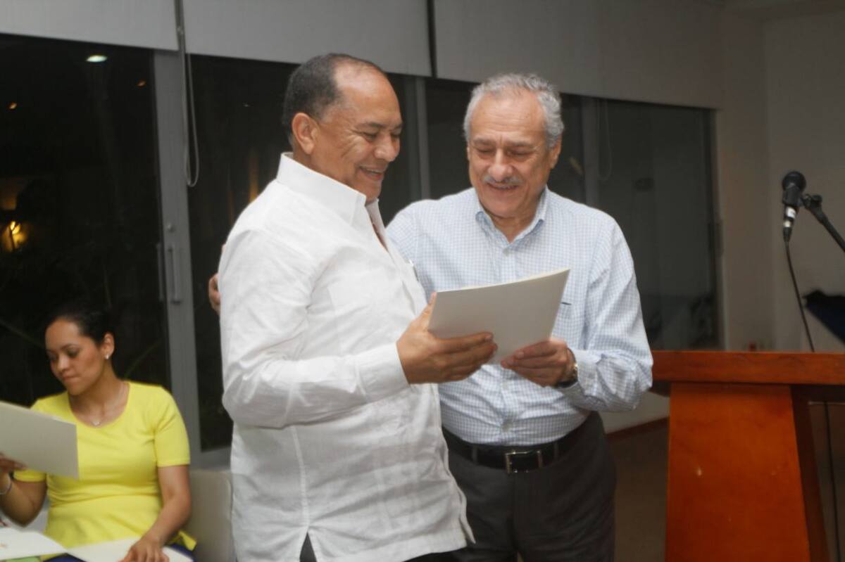 El Ministro de Minas Amylkar Acosta le entregó un reconocimiento a Jorge Bendeck, presidente de la Federación de Biocombustibles.