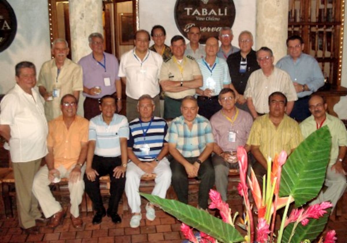 El general Padilla con sus compañeros de La Salle Cartagena, en la celebración de sus 40 años de Graduados. De pie: Eduardo Santos, Pedro Juan Navarro, Gerardo Ledesma, Manuel Carrasquilla Del Río, Francisco Pinaud, General Freddy Padilla De León, José Quintero Milanés, Emigdio Morales, Clímaco Cano Ponce, Ramiro Osorio, José Luis Cuenca y Simón Haydar; Sentados: Lino De Pombo, Álvaro Arévalo, Adolfo Bermúdez, Germán Castaño, Humberto Bozzi, Antonio Liñán y Rubén Benedetti Pizarro.