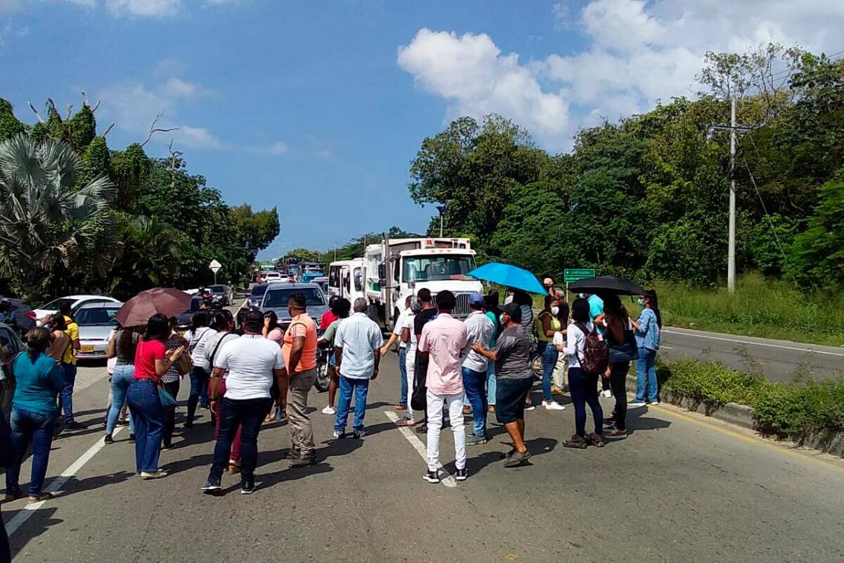 Por demoras en trámite de pasaporte, bloquean la Troncal de Occidente