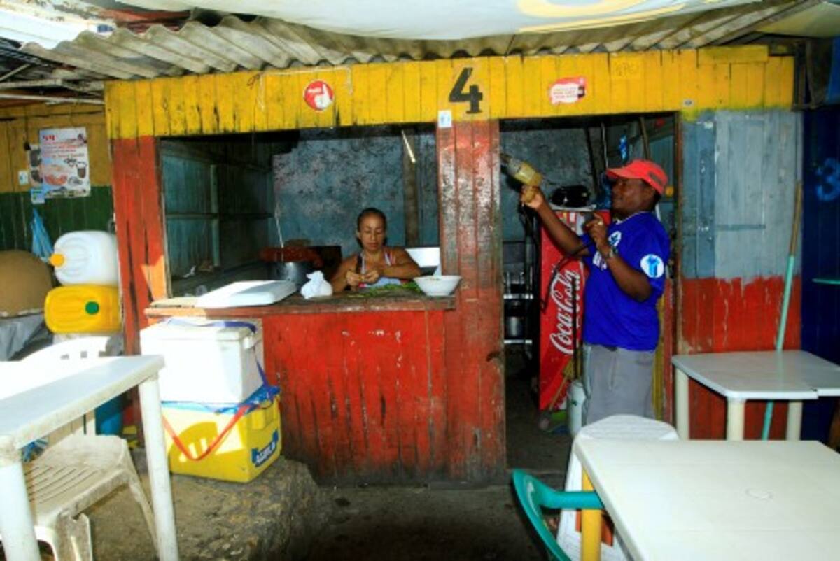 En la Plazoleta Olímpica del Centro Histórico hay 12 vendedoras de comida que tras 20 años de trabajo en este espacio público se niegan a recibir dinero para desmontar sus negocios y dicen que quieren que las reubiquen. JULIO CASTAÑO - EL UNIVERSAL
