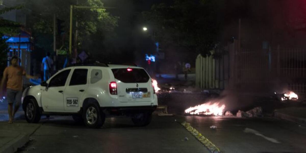 Varios días llevan los cartageneros protestando con llantas quemadas por la falta del servicio de energía. NAYIB GAVIRIA - EL UNIVERSAL