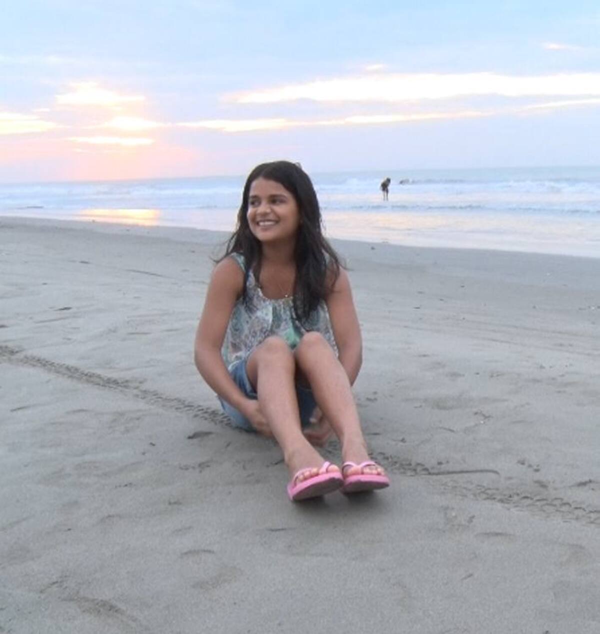 La niña Stefanía Navarro Royet en las playas de Cartagena. Cortesía