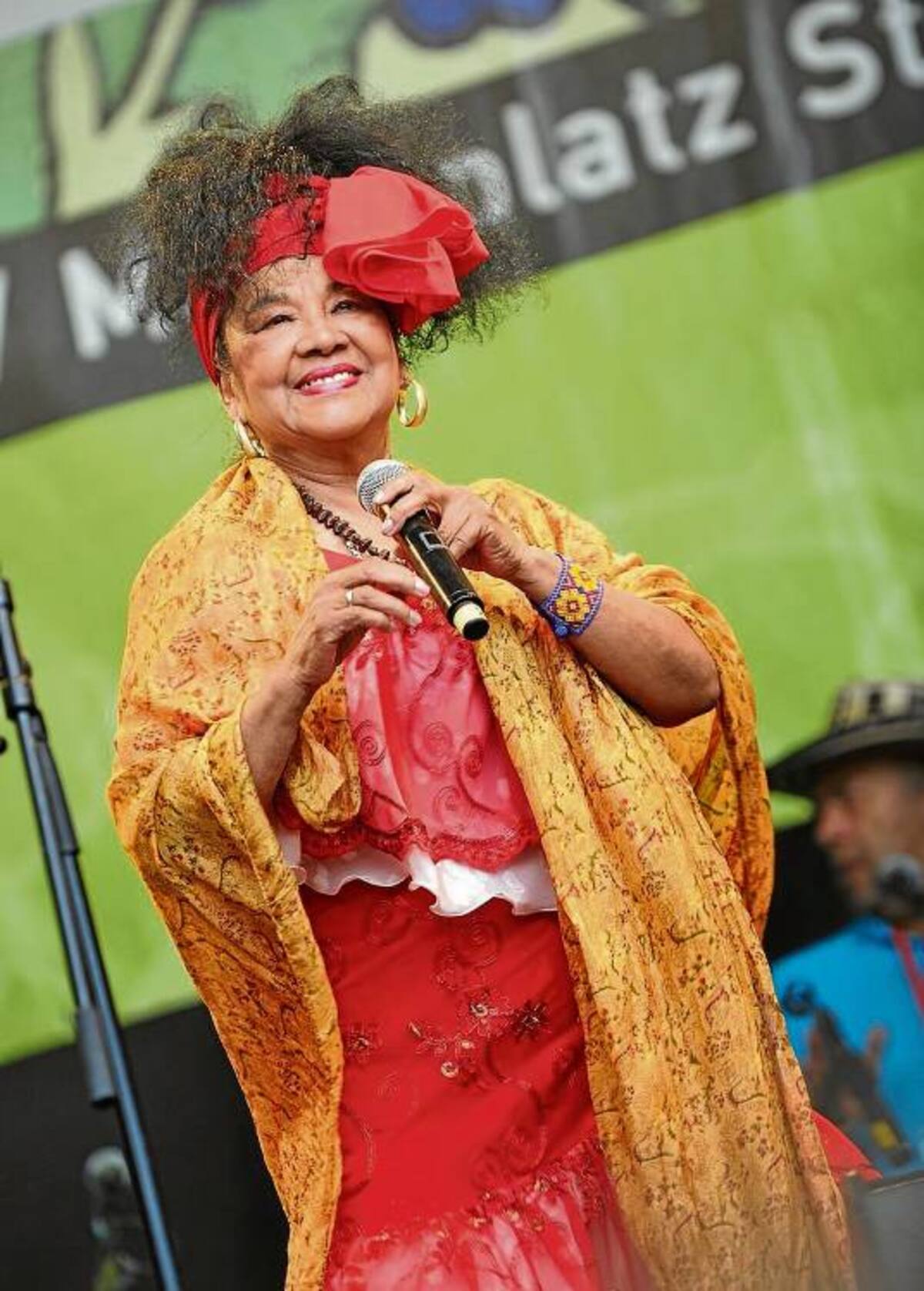 Totó la Momposina cantó en la plaza de Stuttgart en la celebración de la Independencia de Colombia.