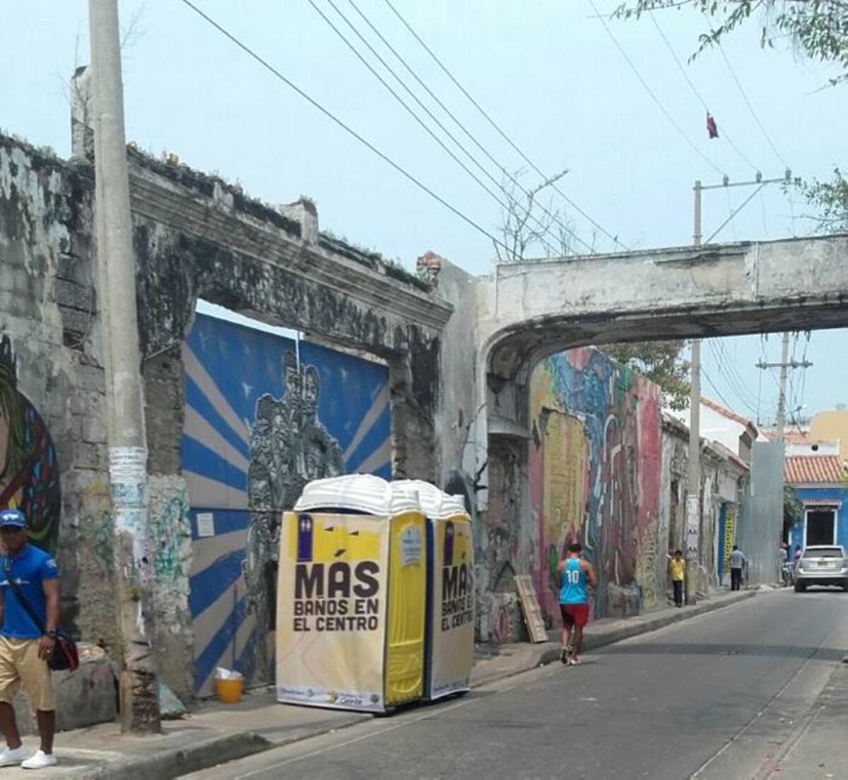 Getsemaní. Los baños inicialmente fueron colocados en la Plaza de la Santísima Trinidad, pero ante el descontento de la gente fueron reubicados unos metros más adelante. //Cortesía.