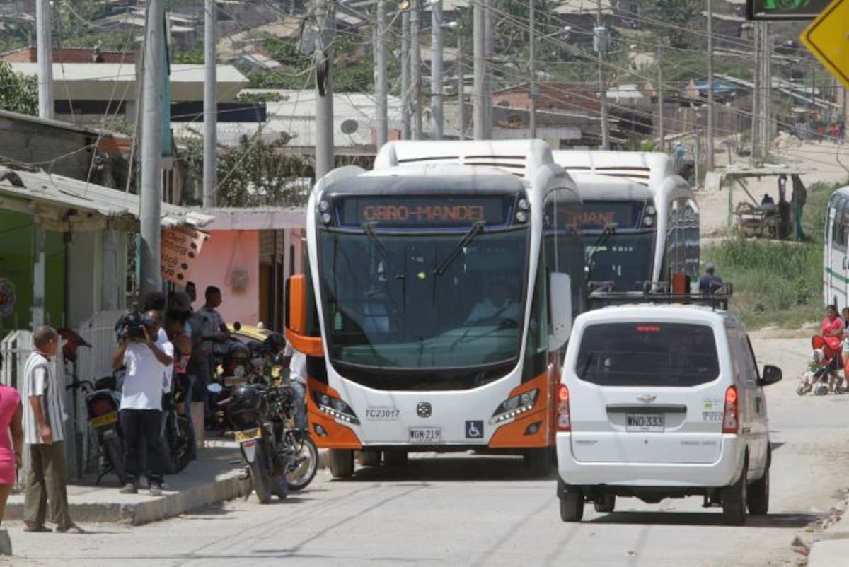 Ayer se iniciaron los recorridos de pedagogías de las rutas A103 y A104, que consiste en que los usuarios hacen el recorrido gratis. Julio Castaño.