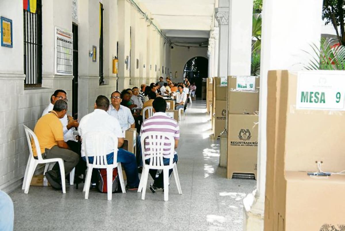 Solos, así se veían los cubículos de votación en el Colegio Salesianos. Luis Aparicio – El Universal.
