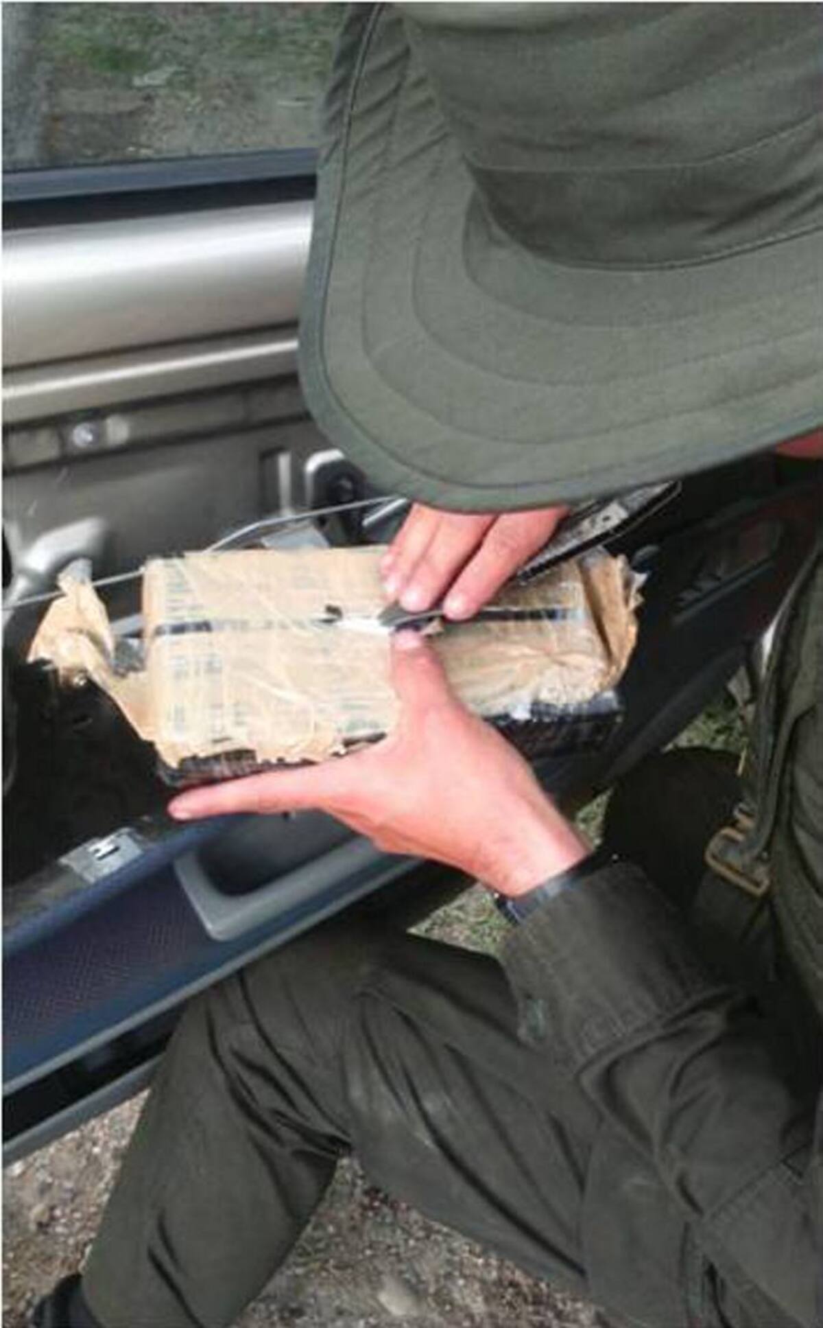 La droga estabá escondida adentro de la tapicería que recubre las puertas del automotor. COLPRENSA