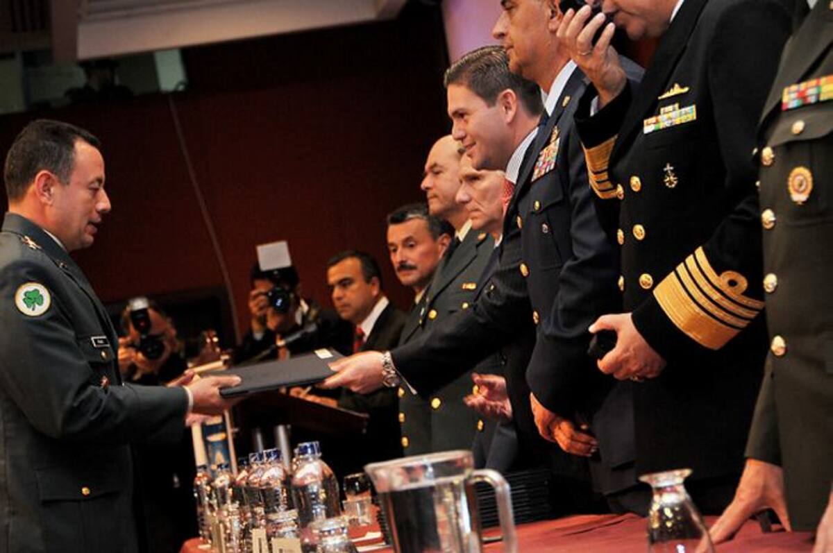 Después de haber cumplido los requisitos establecidos por el Gobierno Nacional, la Fuerza Aérea Colombiana y el Ejército Nacional llamaron a los nuevos oficiales para adelantar el curso. Colprensa.