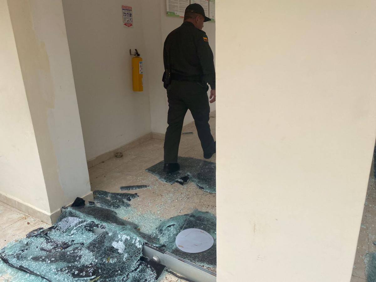 Las puertas y ventanas de vidrio quedaron destrozadas. // Cortesía.